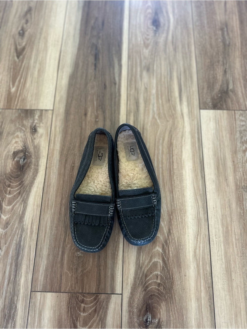 UGG womens Ansley Black Shearling-Lined Moccasin Slippers size 8